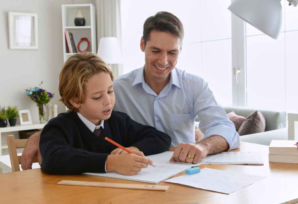 Como os Pais Podem Estimular o Interesse dos Filhos pelos Estudos